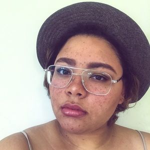 Meet your Posher, Alexis